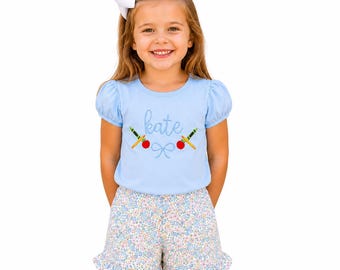 Gepersonaliseerde back to school-outfit voor meisjes | Geborduurd schoolshirt en short met gebloemde ruches | Outfit eerste dag kleuterschool
