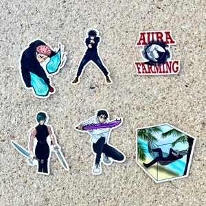 Puede incluir: Una colección de pegatinas de estilo anime con varios personajes en poses de acción. Una pegatina tiene el texto "Aura Farming" en rojo y blanco. Otras pegatinas representan personajes con espadas, efectos de energía y una persona relajándose en una hamaca.