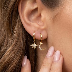 18K Gold Filled Nordstern & Mond Huggie Hoop Ohrringe Set Zierliche CZ Himmlische Tropfen Creolen Minimalist Gold 2 Stück Set Schmuck Geschenk für Sie