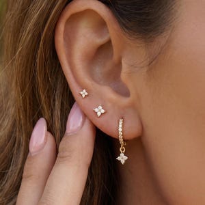 Örhängen med stift och böj i 18 karat guldfyllt CZ-mönster, Eleganta örhängen i form av en stapel, Minimalistiska broskörhängen i guld, Present till henne