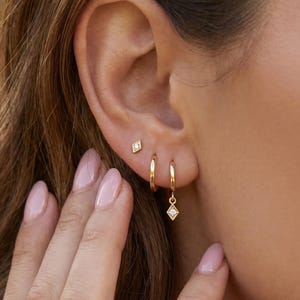 Örhängen med 18K guldfyllda CZ-örhängen och stift, Eleganta diamantformade örhängen i stapelformat, Minimalistiska broskörhängen i guld, Present till henne