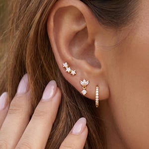 Örhängen i 18K guld, 3 st • Dinglade örhängen med CZ-kristaller • Blomklaseörhängen • Pave Huggie Hoops • Elegant öronpärla för flera piercingar