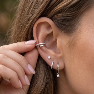 Conjunto de 4 brincos em ouro 18K, estilo minimalista, com zircônias cúbicas, para orelha de pressão, argola e brincos pendentes. Uma joia delicada e elegante, perfeita para presentear. imagem 2