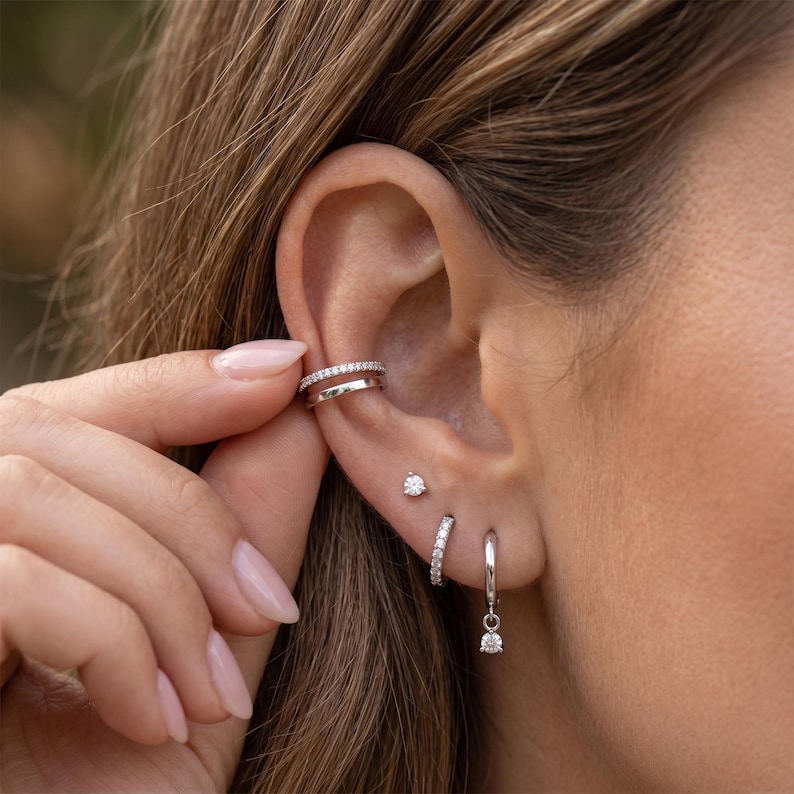 Conjunto de 4 brincos em ouro 18K, estilo minimalista, com zircônias cúbicas, para orelha de pressão, argola e brincos pendentes. Uma joia delicada e elegante, perfeita para presentear. imagem 2