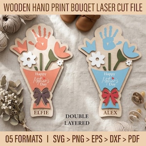 Könnte beinhalten: Holz-Laser-Cut-Bouquets mit Handabdrücken, Blumen und dem Text "Happy Mother's Day". Ein Bouquet ist pfirsichfarben und das andere blau. Die Namen "ELFIE" und "ALEX" stehen unter den Bouquets. Das Bild enthält auch den Text "DOUBLE LAYERED" und "05 FORMATS I SVG > PNG > EPS > DXX > PDF."