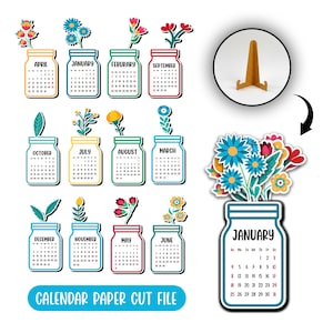 Può includere: Una collezione di file di taglio del calendario, ognuno con un barattolo di vetro con il nome del mese e le date del calendario. Ogni barattolo ha una diversa composizione floreale. Le parole "CALENDAR PAPER CUT FILE" sono in basso.