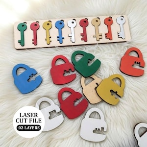 Może przedstawiać: Drewniana układanka z prostokątną podstawą z wycięciami w kształcie kluczy i pasującymi kolorowymi kluczami. Poniżej kolorowe drewniane kłódki. Tekst "LASER CUT FILE 02 LAYERS" znajduje się w okręgu.