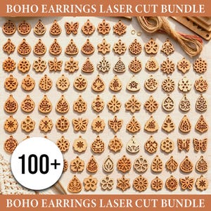 Könnte beinhalten: Eine Sammlung von über 100 lasergeschnittenen Boho-Ohrring-Anhängern aus Holz in verschiedenen Formen, darunter Tropfen, Blumen und Schmetterlinge. Die Anhänger sind hellbraun und haben aufwendige Ausschnitte. Der Text "BOHO EARRINGS LASER CUT BUNDLE" befindet sich oben und unten.