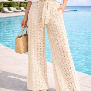 Op de afbeelding: Een witte keramische mok met een zwart handvat en de tekst "But First, Coffee" in een zwarte, vette letter. De mok staat op een wit oppervlak.