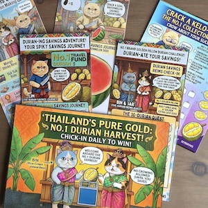 Può includere: Una collezione di colorate cartelle gratta e vinci con gatti dei cartoni animati in ambientazioni thailandesi. Le cartelle promuovono un "Durian Savings Adventure" con testi come "Thailand's Pure Gold" e "No. 1 Durian Harvest!"