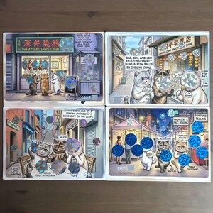 Può includere: Quattro carte illustrate con gatti in vari contesti di Hong Kong. Le scene includono un negozio di oca arrosto, gatti che si godono panini e polpette di pesce, un bar e l'indovino. Ogni carta ha testo ed elementi decorativi.