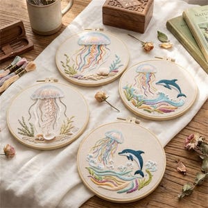 Puede incluir: Un juego de tres tazas de cerámica con acabado mate moteado. Las tazas son en tonos crema, gris claro y gris oscuro. Cada taza tiene un diseño simple y minimalista y un asa redondeada.