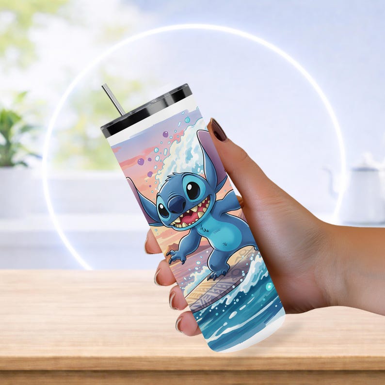 K&ouml;nnte beinhalten: Ein Edelstahlbecher mit einem Cartoon-Charakter, der surft. Das Design zeigt einen blauen Charakter mit gro&szlig;en Ohren und einem breiten Grinsen vor einem Hintergrund aus Sonnenuntergangshimmel und Meereswellen. Der Becher ist etwa 20 cm hoch.