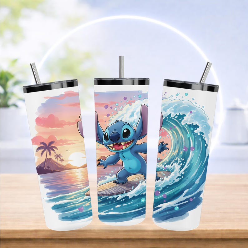 K&ouml;nnte beinhalten: Drei wei&szlig;e Edelstahlbecher mit schwarzen Deckeln und Strohhalmen. Jeder Becher hat ein anderes Design: eine Sonnenuntergangsszene mit Palmen, Stitch beim Surfen auf einer Welle und eine gro&szlig;e Ozeanwelle.