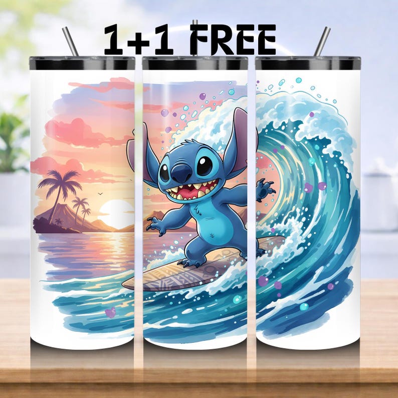 K&ouml;nnte beinhalten: Wei&szlig;er Edelstahlbecher mit einer Cartoon-Illustration von Stitch, der eine Welle surft. Der Becher hat einen schwarzen Deckel und einen silbernen Strohhalm. Der Hintergrund zeigt eine tropische Sonnenuntergangsszene mit Palmen und einem Vulkan.