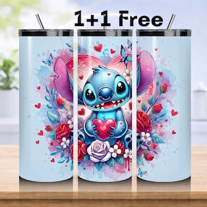 Pode incluir: Tr&ecirc;s canecas de a&ccedil;o inoxid&aacute;vel com um design de personagem de desenho animado. O design apresenta um alien&iacute;gena azul segurando um cora&ccedil;&atilde;o vermelho, cercado por rosas vermelhas, borboletas e cora&ccedil;&otilde;es. O texto "1+1 Free" est&aacute; no topo.