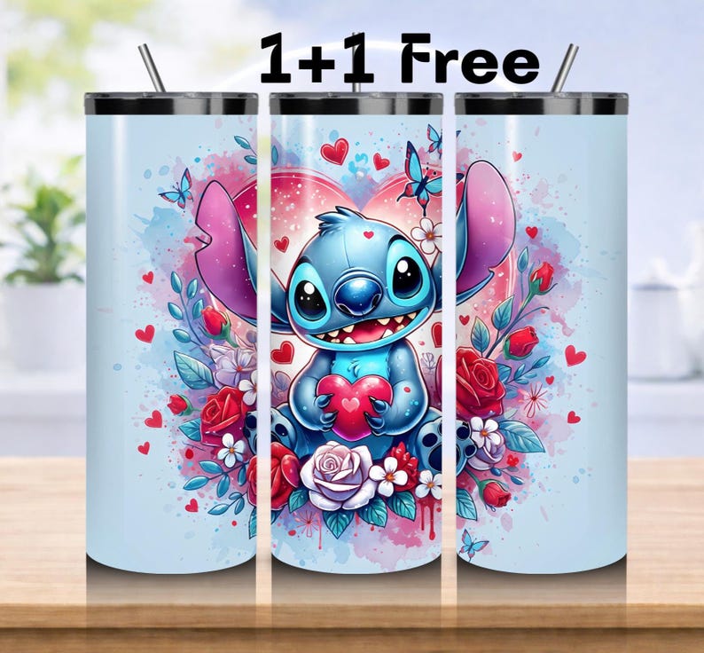 Pode incluir: Tr&ecirc;s canecas de a&ccedil;o inoxid&aacute;vel com um design de personagem de desenho animado. O design apresenta um alien&iacute;gena azul segurando um cora&ccedil;&atilde;o vermelho, cercado por rosas vermelhas, borboletas e cora&ccedil;&otilde;es. O texto "1+1 Free" est&aacute; no topo.