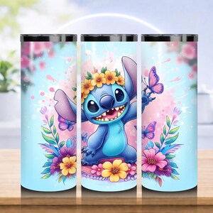 Pode incluir: Conjunto de tr&ecirc;s canecas de a&ccedil;o inoxid&aacute;vel com um personagem de desenho animado azul, com uma coroa de flores, rodeado por borboletas e flores. Fundo azul claro e rosa.