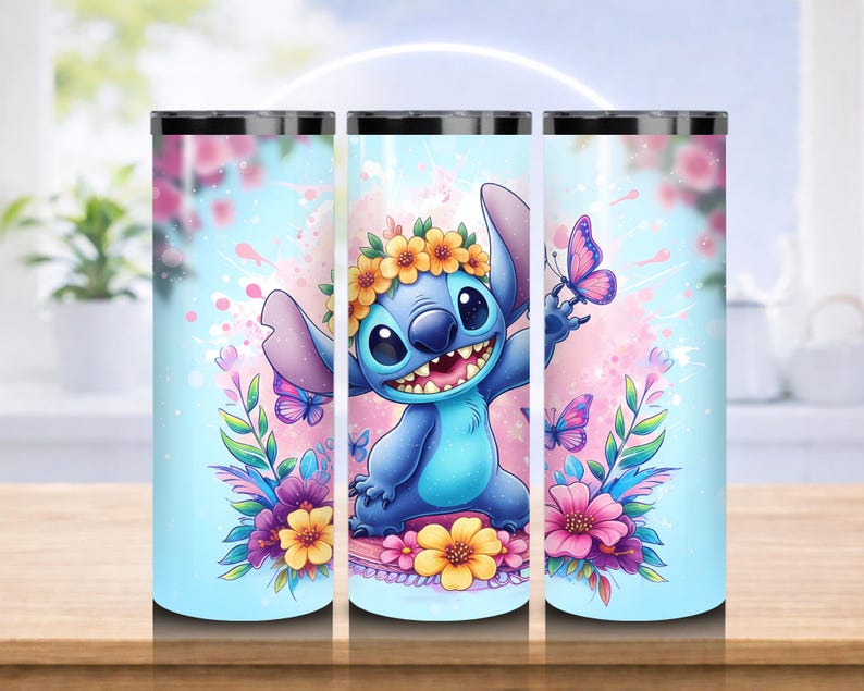 Pode incluir: Conjunto de tr&ecirc;s canecas de a&ccedil;o inoxid&aacute;vel com um personagem de desenho animado azul, com uma coroa de flores, rodeado por borboletas e flores. Fundo azul claro e rosa.