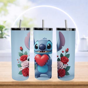 K&ouml;nnte beinhalten: Drei Edelstahlbecher mit hellblauem Hintergrund. Jeder Becher zeigt eine Zeichentrickfigur, die ein rotes Herz h&auml;lt, umgeben von roten und rosa Rosen. Die Becher haben silberne Deckel und Strohhalme.