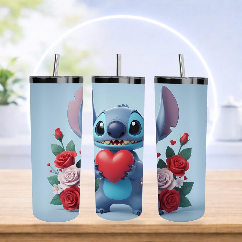 K&ouml;nnte beinhalten: Drei Edelstahlbecher mit hellblauem Hintergrund. Jeder Becher zeigt eine Zeichentrickfigur, die ein rotes Herz h&auml;lt, umgeben von roten und rosa Rosen. Die Becher haben silberne Deckel und Strohhalme.