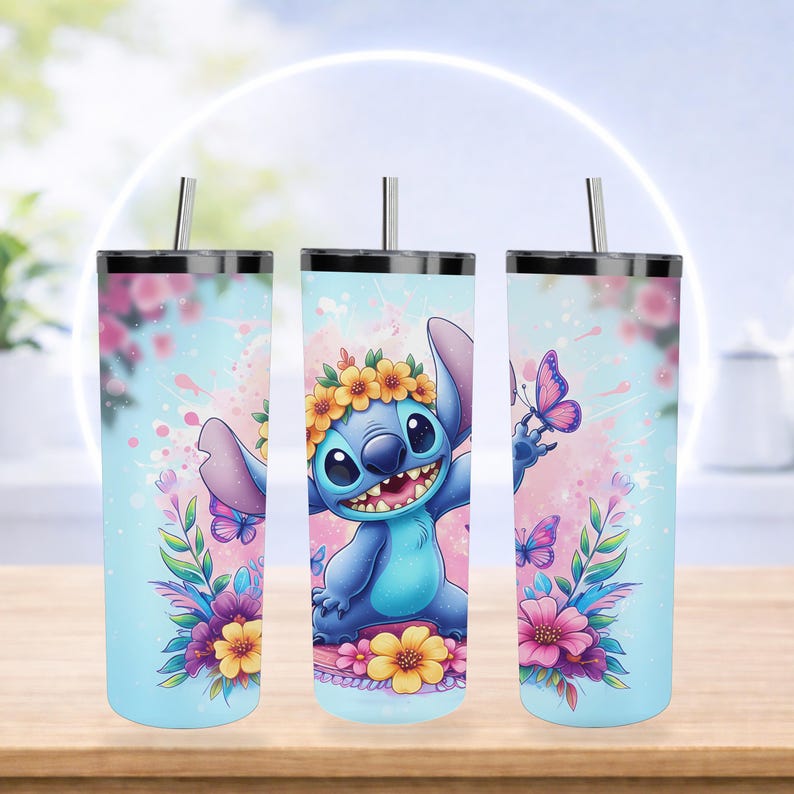 Pode incluir: Tr&ecirc;s canecas de a&ccedil;o inoxid&aacute;vel com tampas e canudos. Cada caneca apresenta uma ilustra&ccedil;&atilde;o de desenho animado de Stitch, rodeado por flores e borboletas, em um fundo azul claro com detalhes em aquarela rosa. As canecas est&atilde;o em uma superf&iacute;cie de madeira.