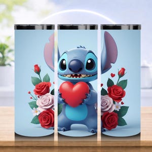 K&ouml;nnte beinhalten: Ein hellblauer Becher mit einer Cartoonfigur, die ein rotes Herz h&auml;lt. Die Figur ist von roten und rosa Rosen mit gr&uuml;nen Bl&auml;ttern umgeben. Der Becher hat einen schwarzen Deckel und einen hellblauen Hintergrund.