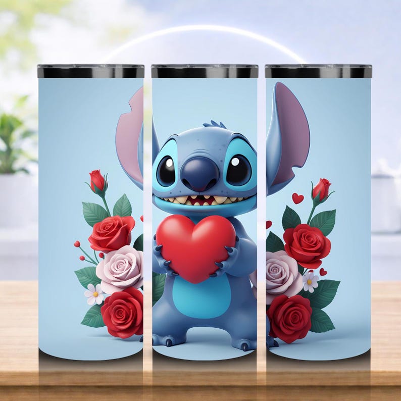 K&ouml;nnte beinhalten: Ein hellblauer Becher mit einer Cartoonfigur, die ein rotes Herz h&auml;lt. Die Figur ist von roten und rosa Rosen mit gr&uuml;nen Bl&auml;ttern umgeben. Der Becher hat einen schwarzen Deckel und einen hellblauen Hintergrund.