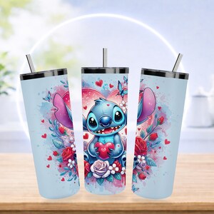 Pode incluir: Um copo azul claro com um personagem de desenho animado segurando um cora&ccedil;&atilde;o, rodeado por flores, cora&ccedil;&otilde;es e borboletas. O design &eacute; definido contra um fundo em estilo aquarela. O copo tem uma tampa prateada e um canudo.