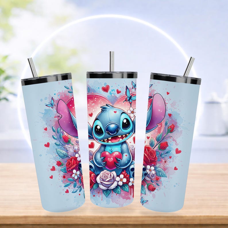 Pode incluir: Um copo azul claro com um personagem de desenho animado segurando um cora&ccedil;&atilde;o, rodeado por flores, cora&ccedil;&otilde;es e borboletas. O design &eacute; definido contra um fundo em estilo aquarela. O copo tem uma tampa prateada e um canudo.
