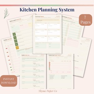 Op de afbeelding: Een keukenplanningssysteem met zeven pagina's, waaronder een weekmenu, een familiereceptenlogboek en een voedselbudgettracker. De pagina's hebben een neutraal kleurenschema met groene en bruine accenten. Het woord "Instant Download" is zichtbaar.