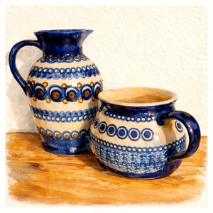 Peut inclure: Deux pichets en céramique avec des motifs bleus et blancs. Le pichet le plus grand a une anse et un dessus évasé. Le pichet le plus petit a une forme arrondie et une anse. Les deux sont décorés de cercles et de lignes.