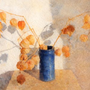 Könnte beinhalten: Aquarellmalerei einer blauen Keramikvase mit getrockneten orangefarbenen Lampionblumen. Die Vase steht auf einer hellbraunen Oberfläche, mit Schatten an der weißen Wand. Das Kunstwerk hat ein weiches, strukturiertes Aussehen.