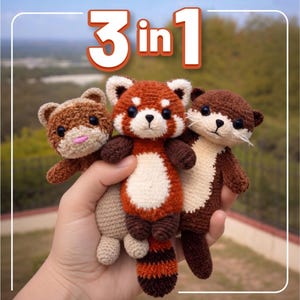Op de afbeelding: Drie gehaakte dierenknuffels: een beer, een rode panda en een otter. De rode panda is de centrale figuur, met een wit gezicht en rode en bruine vacht. De beer is bruin en de otter is bruin en beige. De tekst "3 in 1" staat bovenaan.