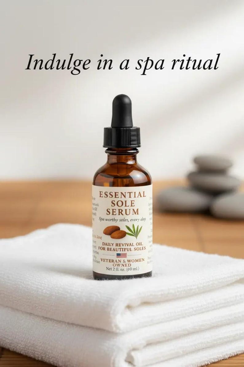 Puede incluir: Una botella de vidrio marr&oacute;n de Essential Sole Serum con un cuentagotas negro est&aacute; sobre una toalla blanca. La etiqueta dice "Daily Revival Oil for Beautiful Soles". El texto "Indulge in a spa ritual" est&aacute; en la parte superior.