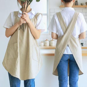 Delantal japonés de algodón con espalda cruzada y bolsillos grandes y funcionales.