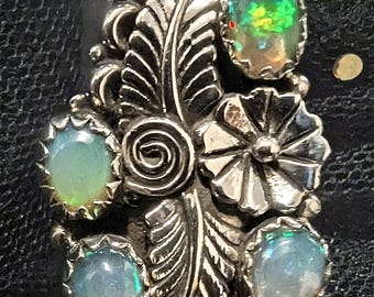 Anillo llamativo Welo Opal con múltiples piedras