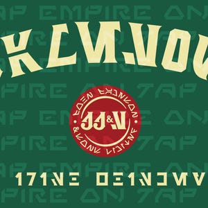 Può includere: Sfondo verde con il testo "AKLIVON" in un carattere stilizzato. Un emblema circolare rosso al centro presenta "JJ & V" e testo circostante. Le parole "TAP EMPIRE ON TAP EM" sono ripetute in tutto il design, insieme ai numeri "171NE OΞ1NJMV".
