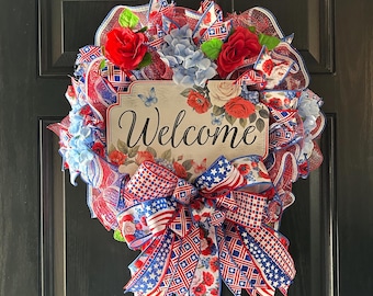 愛国的な花のウェルカムリース：夏のドア飾り、赤と青の花