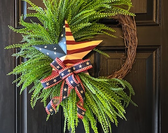 Corona ovalada de vid, decoración de puerta con hierba y cuentas, detalle de cinta alambrada, estrella patriótica, corona vintage de hierba y cuentas