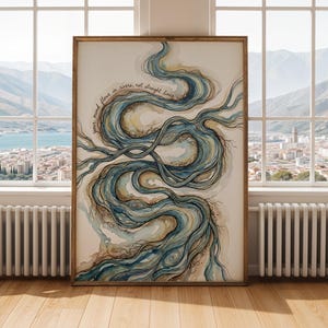 Könnte beinhalten: Ein gerahmter Aquarelldruck mit fließenden blauen und goldenen Linien, die einem Fluss ähneln. Das Kunstwerk enthält den Text "your mind flows in rivers, not straight lines". Der Druck wird in einem Raum mit Blick auf eine Stadt und Berge ausgestellt.