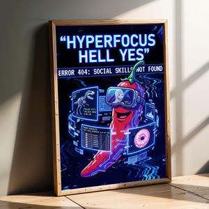Puede incluir: Un póster enmarcado con un diseño de arte digital. El póster presenta un chile rojo con gafas de realidad virtual, rodeado de pantallas digitales. El texto incluye "HYPERFOCUS HELL YES" y "ERROR 404: SOCIAL SKILLS NOT FOUND". El póster está en un marco de madera.