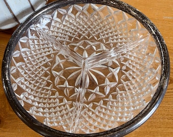 Półmisek do serwowania z podziałką z ciętego szkła w stylu vintage | Taca do przekąsek z 3 sekcjami i srebrnym rantem