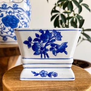 Maceta/almacén de porcelana vintage azul y blanco estilo chinoiserie, decoración rústica.