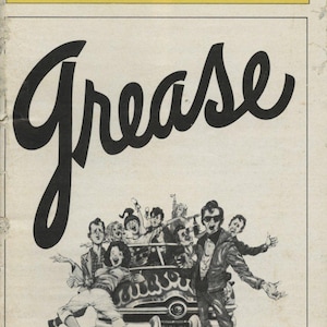Puede incluir: Portada del programa de la obra musical "Grease" en el Royale Theatre. La imagen presenta una ilustración en blanco y negro de un coche con gente animando y la palabra "Grease" en letras grandes y estilizadas.