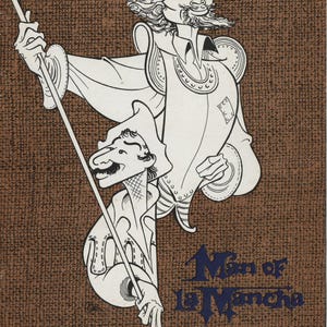 以下が含まれることがあります： 茶色のテクスチャ背景に、ミュージカル「Man of La Mancha」の2人の人物を描いた白黒イラスト。メインの人物は帽子をかぶり、杖を持っています。「Man of La Mancha」のタイトルは青色です。