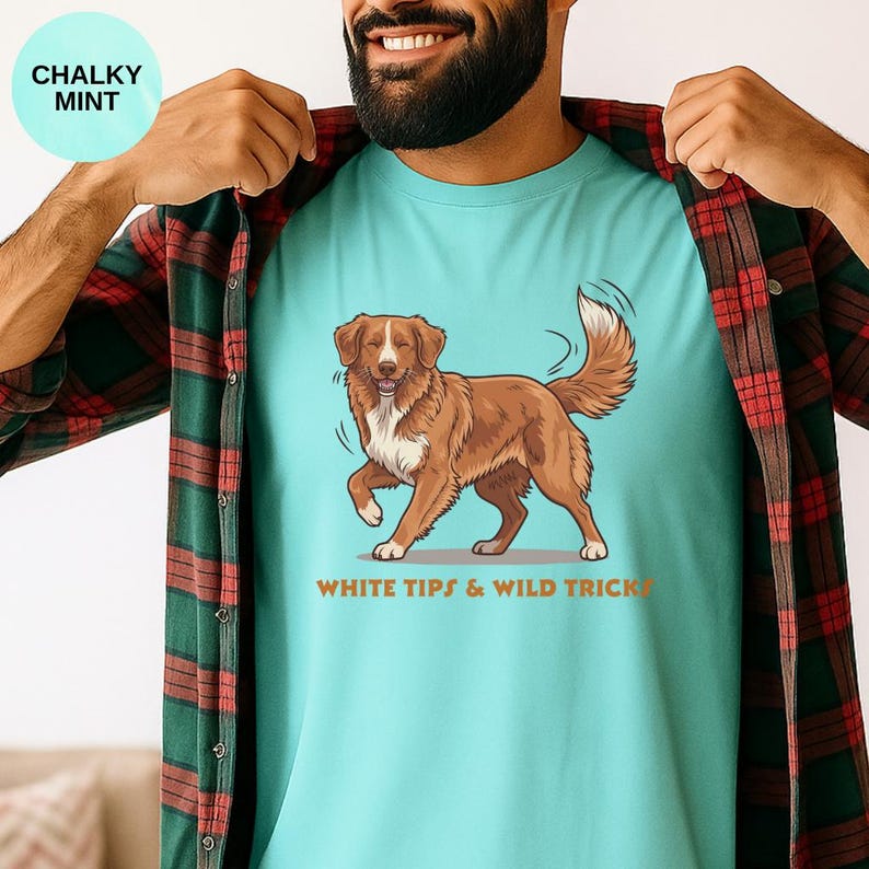 Nova Scotia Duck Tolling Retriever Shirt | White Tips & Wild Tricks Dog Illustration afbeelding 6