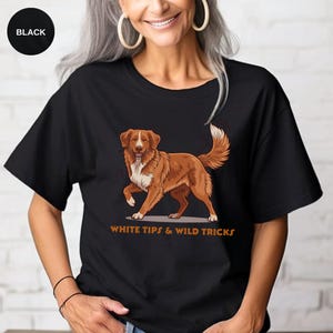 Nova Scotia Duck Tolling Retriever Shirt | White Tips & Wild Tricks Dog Illustration afbeelding 11