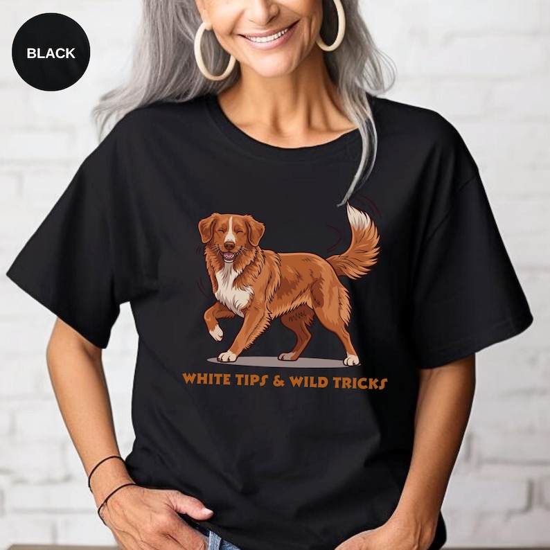 Nova Scotia Duck Tolling Retriever Shirt | White Tips & Wild Tricks Dog Illustration afbeelding 11