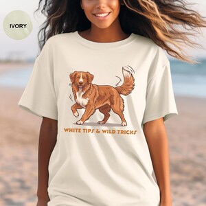 Nova Scotia Duck Tolling Retriever Shirt | White Tips & Wild Tricks Dog Illustration afbeelding 8